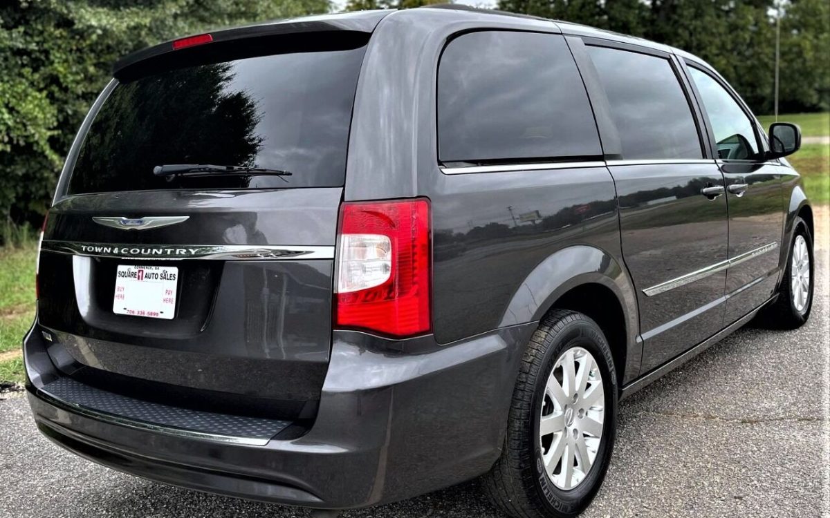 2015-chrysler-town-and-country-touring-4dr-mini-van (1)