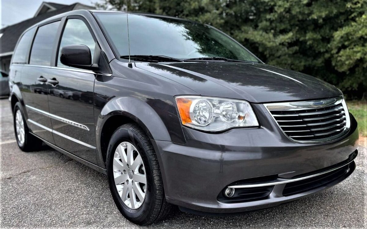 2015-chrysler-town-and-country-touring-4dr-mini-van