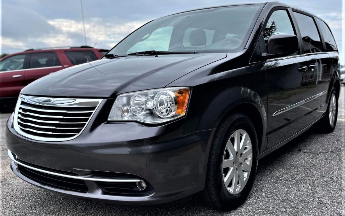 2015-chrysler-town-and-country-touring-4dr-mini-van (4)