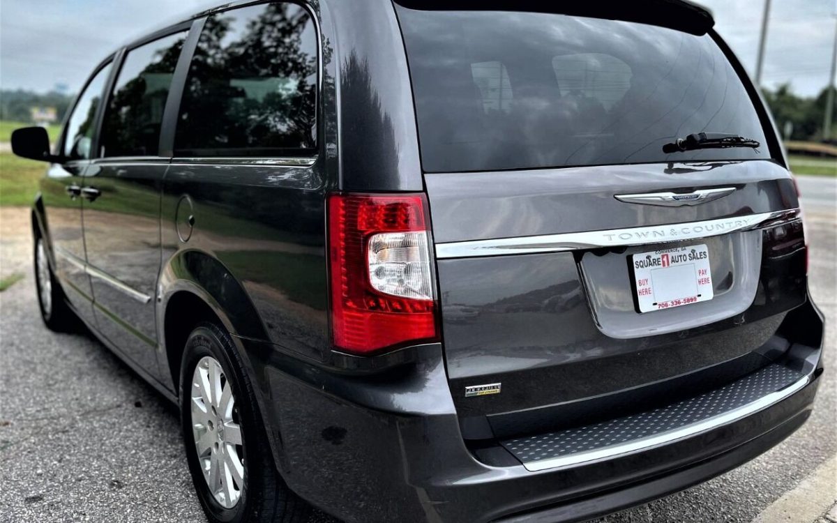 2015-chrysler-town-and-country-touring-4dr-mini-van (5)