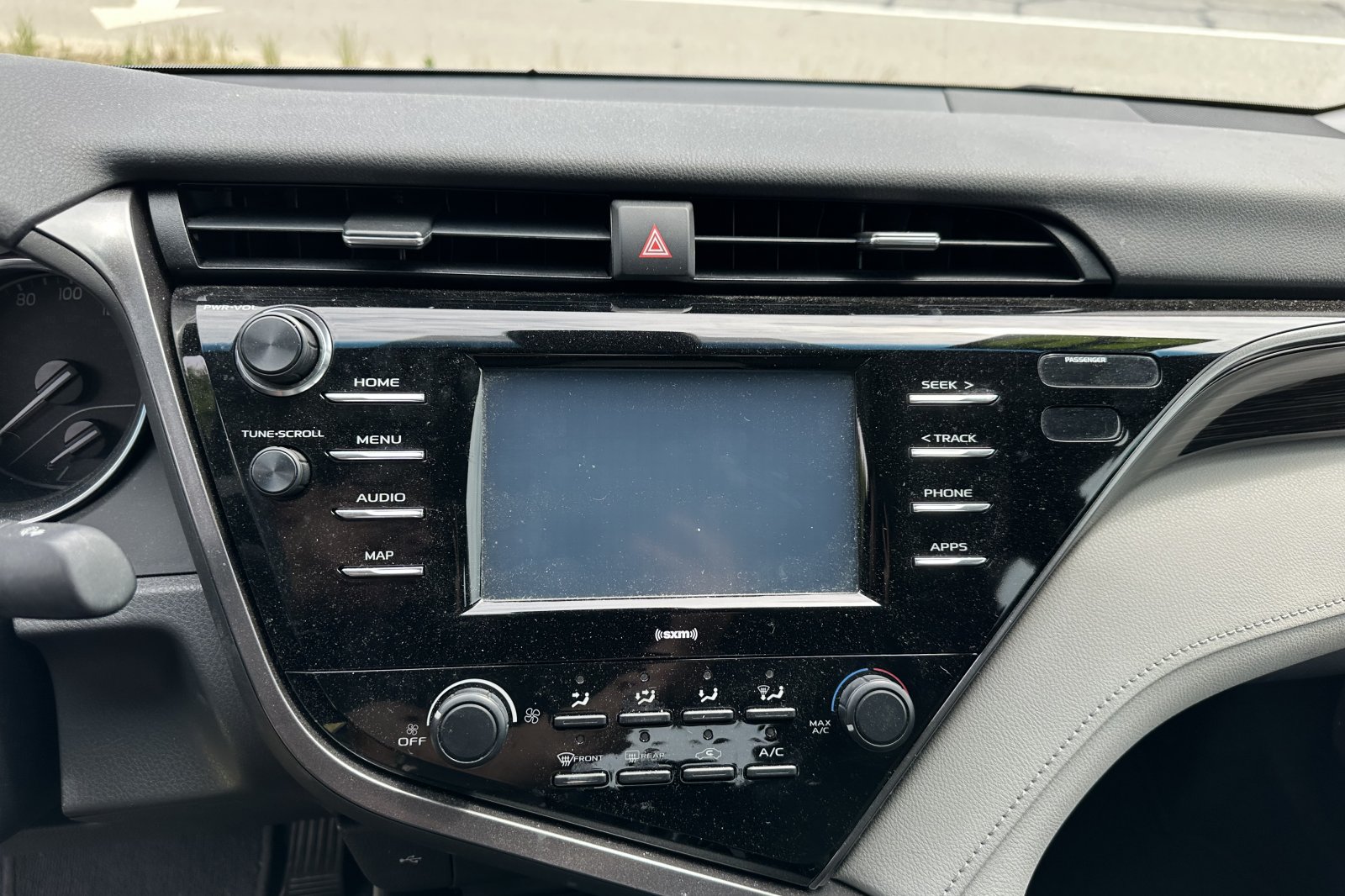 2020 Toyota Camry LE - Photo 10